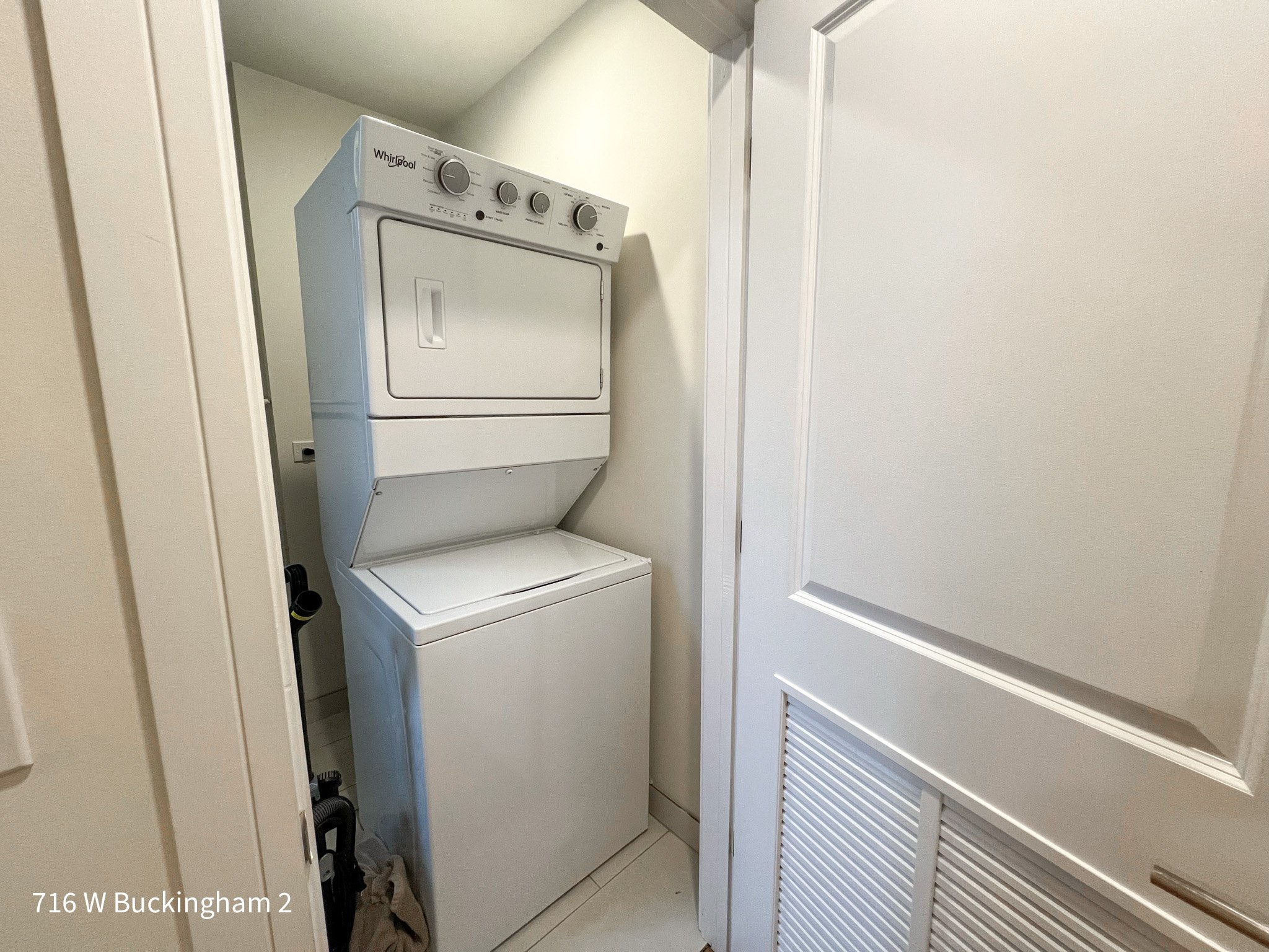 710-16 W Buckingham Pl 710-16 W Buckingham Pl, Chicago, IL 60657 - Leasing by Cross Street